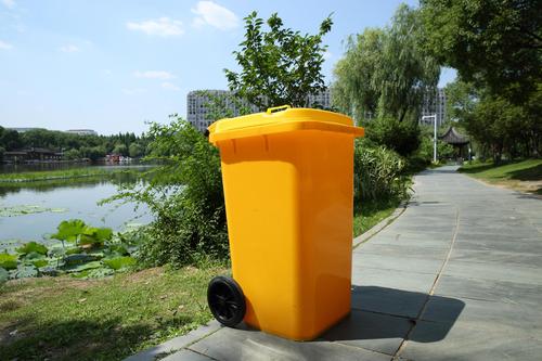 厂家直销家用100l分类垃圾桶庭院塑料带轮有盖环保挂车桶_浙江绿欣环